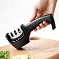 Pikkukuva 4 / 5: Älykäs Sharp 3-vaiheinen teroitin - keittiöveitsiin - ammattitason tulos/ergonomiset muodot - keraaminen kivi/volframikarbidi/timantti - musta/kromi