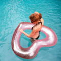 Miniatyrbild 4 av 5: Paljetthjärtformad uppblåsbar ring (120 cm OD), uppblåsbar poolflottör, poolpartyleksaker, vuxenflottörkul