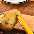 Miniatyrbillede 2 af 5: Speciel grøntsagsskræller, kartoffelskræller, æbleskræller med takket rustfrit stålblad og skridsikkert ergonomisk håndtag til grøntsager, gulerødder, til