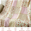 Miniatyrbillede 4 af 5: 130x150cm sengetæppe, blødt og behageligt til 1 person, lyserødt blomsterprint quiltet, ægte patchwork, egnet til alle årstider.