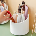 Miniatyrbillede 2 af 5: Makeup Børste Opbevaringsboks Roterende Penholder til Studenterartikler Hvid Badeværelse Hårbørsteholder Makeup Organizer Stativ