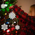 Miniatyrbilde 3 av 5: 36 stk hvite snøfnugg ornamenter i plast med glitter for vinter og juletrepynt i varierende størrelser (w