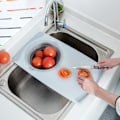 Miniatyrbillede 3 af 5: Grå plastskærebræt til vask i spisestuen - med sammenklappelig si - 29*50*cm - 1 stk.