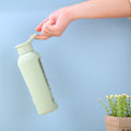 Pikkukuva 4 / 5: Lasinen vesipullo oljella ja kahvalla, juoma-aikamerkinnöillä 700ml