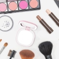 Miniatyrbillede 4 af 5: Rejsemakeup spejl med LED-lys, 1X/10X forstørrelse, USB-opladning, touchskærm og 3 justerbare lysstyrkeindstillinger - Mini, sammenklappelig og Pe