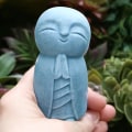 Miniatyrbild 3 av 4: Feng Shui Zen stående lycklig japansk Jizo munkfigur, Buddha staty harts hantverk skulptur hem utomhus trädgårdsdekoration (grå)