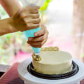 Miniatyrbilde 3 av 4: Roterende kakeplate med 2 glasurskjeer og 3 glasurjevnere, roterende kakeholder hvite bakekakedekorasjonssett forsyninger