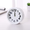 Miniatyrbild 1 av 5: Displayklocka rund liten väckarklocka snooze tyst svep väckarklocka skrivbordsklocka batteridriven kompakt bärbar reseväckarklocka digital klocka