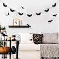 Pikkukuva 5 / 5: Halloween-seppele, lepakkoseppele Halloween-takka-koristeluun, huopa-lepakot puuhelmi-banneri takan reunakoristeluun