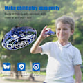 Miniatyrbillede 2 af 5: Håndstyret minidrone, flyvende boldlegetøj, mini spinnerdrone med 360° roterende og skinnende LED-lys, lille helikopter UFO indendørs udendørs sjov f