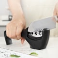 Pikkukuva 5 / 5: Älykäs Sharp 3-vaiheinen teroitin - keittiöveitsiin - ammattitason tulos/ergonomiset muodot - keraaminen kivi/volframikarbidi/timantti - musta/kromi