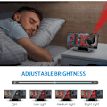 Miniatyrbild 2 av 4: (Svart Fodral med Röd Text) Projektor Väckarklocka, 180° Projektionsväckarklocka, Digital Klocka med LED-Spegelskärm, USB-Port, Snooze, 4 Ljusstyrkor