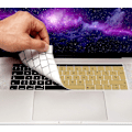 Miniatyrbild 1 av 5: Guld - MyGadget tangentbordsskydd för Apple MacBook Pro 13\" och 15\" Touch Bar - Flexibelt silikontangentskydd - ultratunt underlägg.
