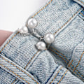 Pikkukuva 2 / 5: 2 sarjaa säädettävää denim-vyön pidennintä (valkoinen), irrotettavat denim-napit, löysät denim-housut, helmiäisdesign vyötärön pidenninnapit, jotka sopivat ins