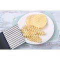 Miniatyrbillede 3 af 5: Køkkenredskab med bølget klinge i rustfrit stål til skæring af pommes frites og grøntsager (sort) 14*9,5 cm