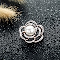 Miniatyrbillede 3 af 4: Udhullet rose blomst diamant broche kvindelig mode perle kjole iført corsage gave til elsker