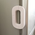 Pikkukuva 1 / 3: (Valkoinen) Lasten turvalukko, jääkaapin oven lukko, vauvoille ja lasten pakastimen lukko keittiön kaappeihin, laatikoihin, jääkaappiin, pakastimeen