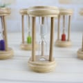 Miniatyrbillede 4 af 5: 3 minutters bøgetræ/glas/sand timeglas, flerfarvet, 10 x 3,5 x 3,5 cm - tilfældigt mønster