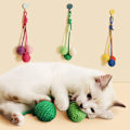 Miniatyrbild 2 av 5: Hängande katt leksak boll inbyggd kattklocka interaktiv lek tugga hängande katt leksak lämplig för inomhus kattunge valp husdjur leksak motion (slumpmässig färg)
