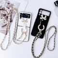 Miniatyrbillede 5 af 5: PU læder etui kompatibel med Samsung Galaxy Z Flip 3/4, crossbody snor beskyttende cover med ringholder til Galaxy Z Flip 3 sort