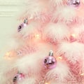 Miniatyrbild 3 av 3: Mini konstgjord rosa julgran med LED-lampor och glitterbollar, för julgran, bröllopsdekoration (rosa fjäder) 45cm