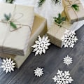 Miniatyrbilde 5 av 5: 36 stk hvite snøfnugg ornamenter i plast med glitter for vinter og juletrepynt i varierende størrelser (w