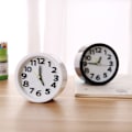 Miniatyrbild 3 av 5: Displayklocka rund liten väckarklocka snooze tyst svep väckarklocka skrivbordsklocka batteridriven kompakt bärbar reseväckarklocka digital klocka