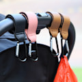 Miniatyrbillede 5 af 5: 2 stk. klapvognskroge (sort + brun + pink), premium læder-stil klapvognsclipsrem, klapvognskroge til pusletasker, indkøbsposer, mor kroge spadseretur