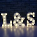 Miniatyrbillede 3 af 5: Lysende bogstaver alfabet lys op LED lampe bogstavlys bogstav dekoration batteridrevet til fest bryllup hjem bar dekoration ()