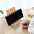 Miniatyrbilde 5 av 5: Trestativ i tre for mobiltelefon - Over 10 MODELLER - Håndfri bordstativ for smarttelefon og nettbrett i miljøvennlig tre (Gibba)