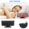 Miniatyrbild 3 av 4: (Svart Fodral med Röd Text) Projektor Väckarklocka, 180° Projektionsväckarklocka, Digital Klocka med LED-Spegelskärm, USB-Port, Snooze, 4 Ljusstyrkor