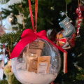 Miniatyrbilde 5 av 5: Morsomme minipakker gjennomsiktige ornamenter ball, 3,5 tommer/90 mm juletredekorasjon PVC håndverk gaver for nyttårsgave ferieferie bryllupsfest H