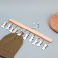 Miniatyrbillede 1 af 5: Træ tøjstativ med klemme til opbevaring af hatte, tørklæder og slips, moderne landlig stil, pladsbesparende, skridsikker, 1 pakke, egnet til soveværelse
