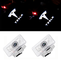 Miniatyrbild 1 av 5: Ett par ultraljusa projektionslampor (logotyp+engelska), lämpliga för Tesla Model S/3/X/Y, ett paket med 2 Tesla-logotyp LED-dörrbelysnings välkomstljus