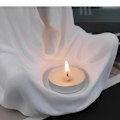 Pikkukuva 4 / 5: Valkoinen synkkä viikatemies istuva patsas, creeper-puku istuva patsas, goottilainen halloween-koriste teepöytä