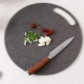 Miniatyrbillede 5 af 5: Sort - Multifunktionel rund skærebræt i plast til grøntsager, frugt, brød, ost, 31 cm (1 stk.)