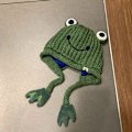 Miniatyrbild 4 av 4: Dam söt groda hatt virkad stickad hatt stora ögon groda stickad vinter öron skydd mössa hattar stickade mössor utomhus höst