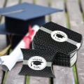 Miniatyrbild 4 av 5: 50 st examensgodisaskar, kuddförpackningar med tryck av examenshatt, presentask i kraftkartong för presentinslagning,