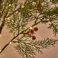 Miniatyrbillede 2 af 5: Færdigoplyst juletræ med røde bær, 60 cm cypresstræ, 90 LED lyskæder, kunstigt cedertræ med lys til hjemmet, jul, ferie, bryllup