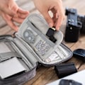 Pikkukuva 3 / 5: Pieni elektroninen lisävarusteiden säilytyslaite (harmaa), kannettava yleinen kompakti matkustusdigitaalinen lisävaruste, kannettava laturin säilytyspussi, kaapelit, kuulokkeet