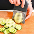 Miniatyrbillede 4 af 5: Køkkenredskab med bølget klinge i rustfrit stål til skæring af pommes frites og grøntsager (sort) 14*9,5 cm