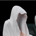 Miniatyrbillede 3 af 5: Hvid Grim Reaper siddende statue, creeper dragt siddende statue, gotisk halloween dekoration te stativ