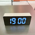 Miniatyrbild 2 av 3: Sängklocka, högljudd väckarklocka med stor LED-display, plug-in enkel grundläggande digital klocka med USB-laddningsport, dimbar 14*6*3.3cm