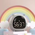 Miniatyrbilde 1 av 4: Analog Alarmklokke Sengeside Alarm Høy Alarm Tegneserie Alarm Mute 2 Grupper av Tidsinnstillinger Smart Multifunksjon Barn Multifunksjon Elektronisk Klokke Ra