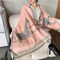 Miniatyrbilde 5 av 5: Akryl Sjal Skjerf med Dobbeltsidige Farger med 2 XL Hestedesign i 4 Farger (Lyse Rosa/Grå)F