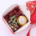 Miniatyrbild 5 av 5: （Röd）Strimlad papper，med 2 meter ljusslinga，Silke Glitter Presentförpackning Silke Fyllnadsmaterial Blankt Raffia Dekoration Presentförpackning Present Partner Presentkorg G