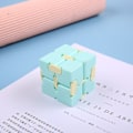 Miniatyrbild 1 av 3: Fingertoppsleksak oändlig kub tryckmotstånd