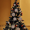 Miniatyrbilde 5 av 5: 36 stk hvite snøfnugg ornamenter i plast med glitter for vinter og juletrepynt i forskjellige størrelser (r