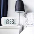 Miniatyrbild 2 av 5: Uppgraderad Digital Väckarklocka - 4.3\" LED-Display med Temperatur, Ljuskontroll, Snooze & Kalender (Vit)