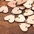 Miniatyrbild 3 av 5: 50 st hjärtformade träskivor med 50 järnöglor set DIY födelsedagspåminnelse